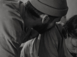 Janine Oswald, Geburtsfotografie, Familiendokumentation, Hamburg, Geburtsprozess, Hausgeburt, Wassergeburt, natürliche Geburt, Zusammenhalt