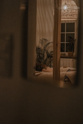 Janine Oswald, Geburtsfotografie, Familiendokumentation, Hamburg, Gebährende Frau in der Badewanne 